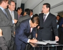 Imagem de Prefeito assina contratos