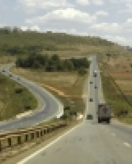 Imagem de Uma rodovia, duas pistas