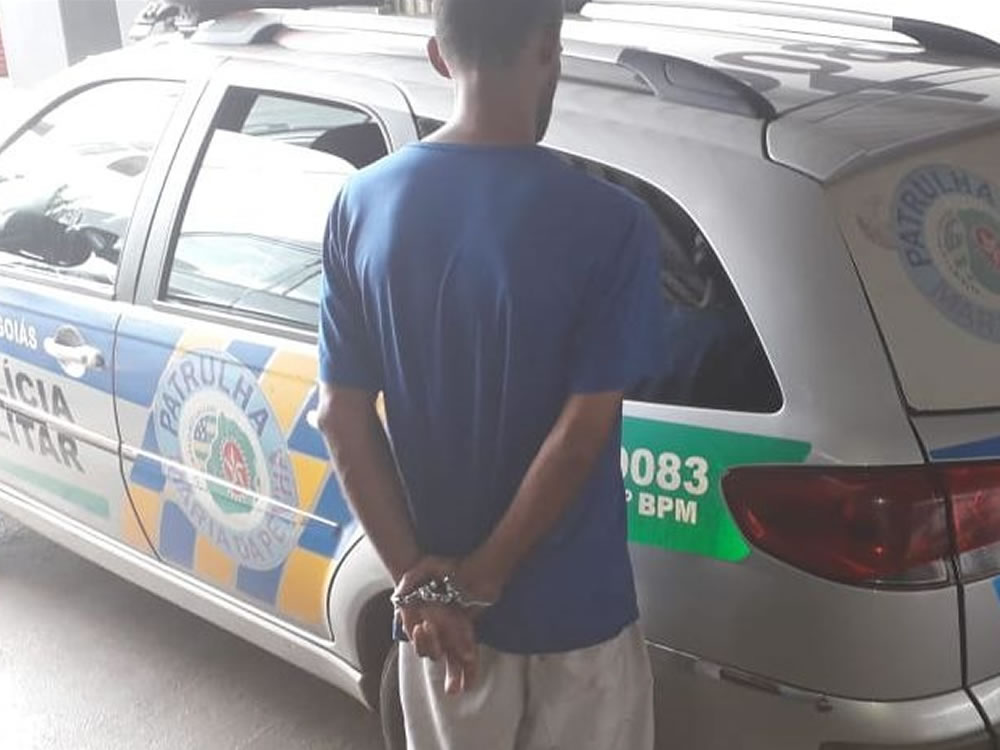 Imagem de PM prende homem por violência