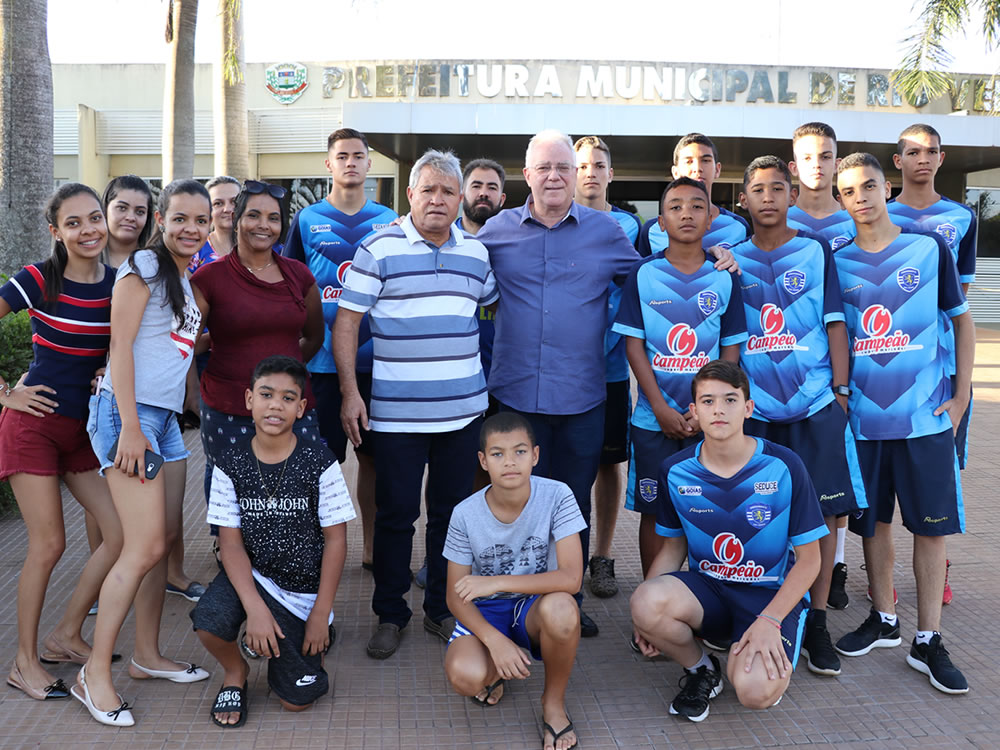 Imagem de Prefeito recebe atletas rio-verdenses que competirão em campeonato internacional