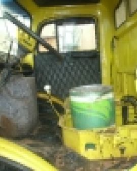 Imagem de Motorista dirigia caminhão sem bancos