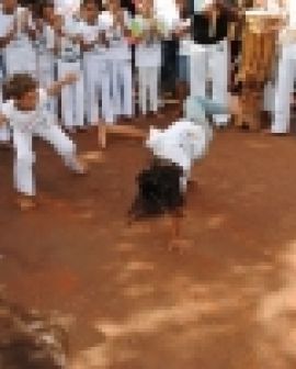 Imagem de Projeto leva capoeira para crianças carentes