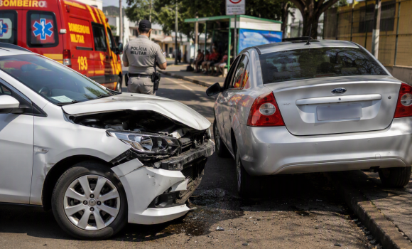 Imagem de Condutor com sinais de embriaguez bate em veículo estacionado e é detido em Rio Verde