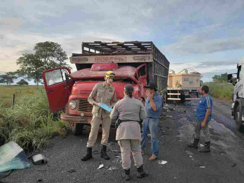 Imagem de Dois caminhões batem de frente em acidente na GO-442
