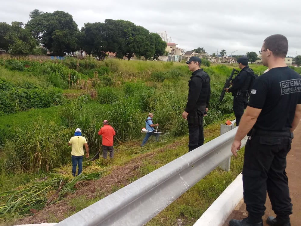 Imagem de Detentos fazem roçagem na Paulo Roberto Cunha