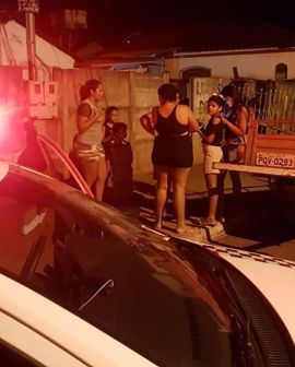 Imagem de Guardas civis ajudam homem desorientado