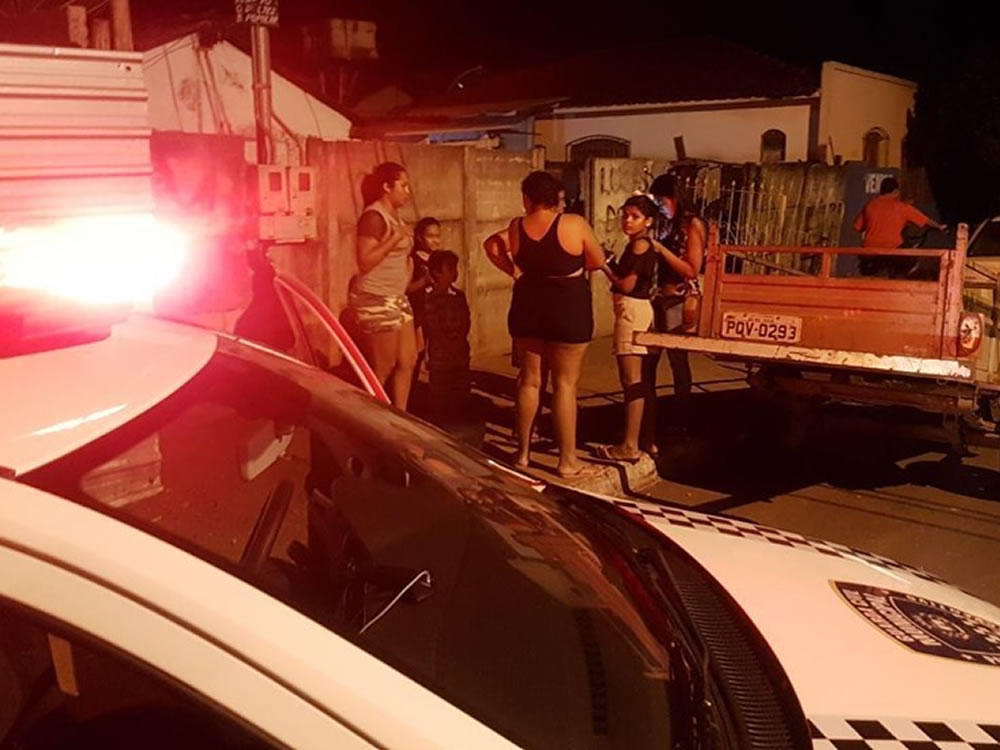 Imagem de Guardas civis ajudam homem desorientado