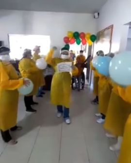 Imagem de Grupo de 32 idosos e funcionários de abrigo ganha festa após se curar da Covid-19 e deixar isolamento