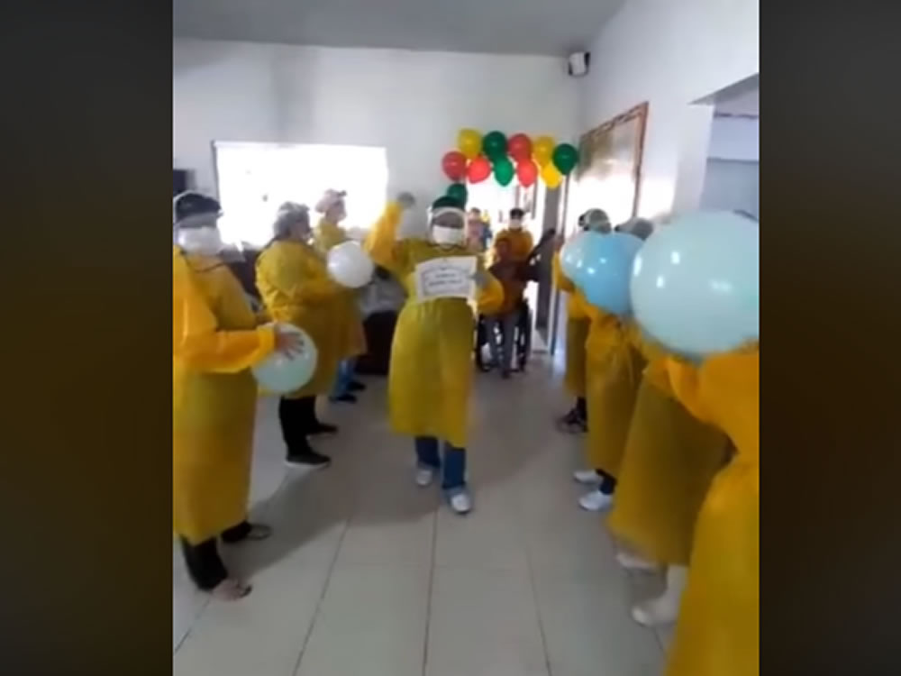 Imagem de Grupo de 32 idosos e funcionários de abrigo ganha festa após se curar da Covid-19 e deixar isolamento